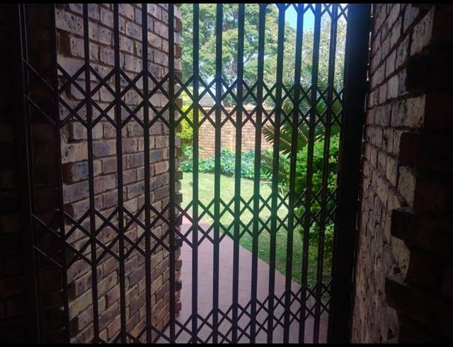 5 BEDROOM HOUSE FOR SALE IN ROOIHUISKRAAL NORTH